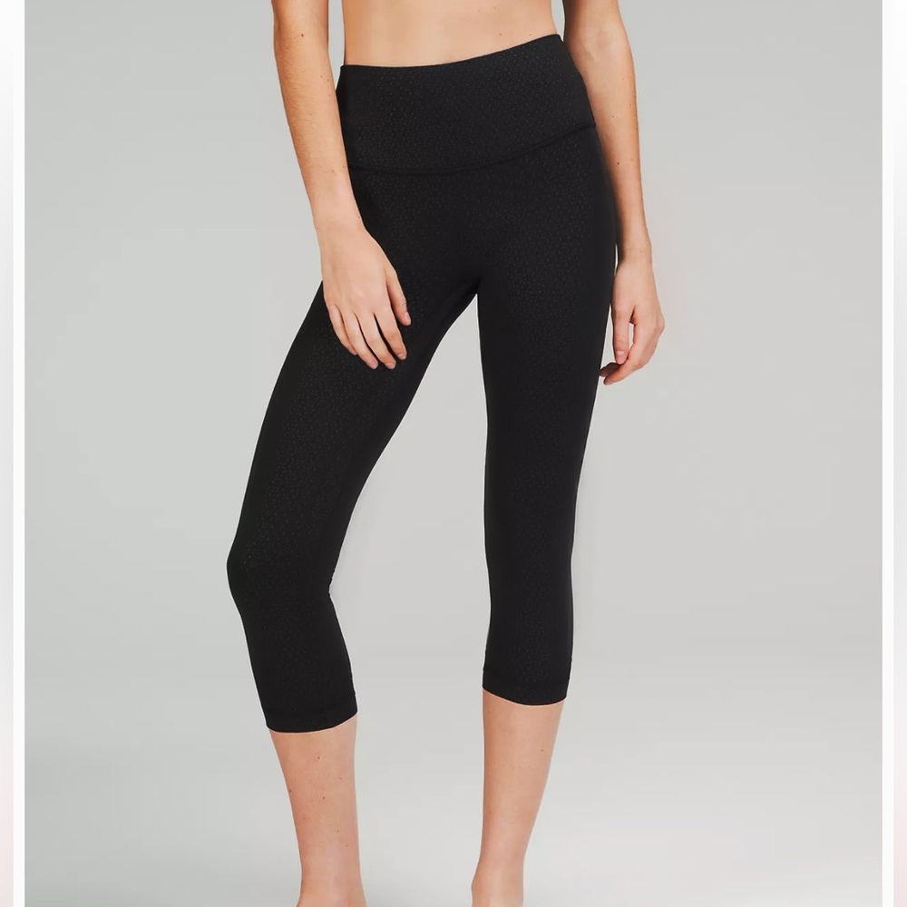 lululemon capri aligns in PLAIN black size 2